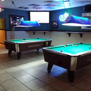2 Pool tables