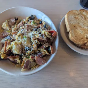 Kielbasa skillet with toast.