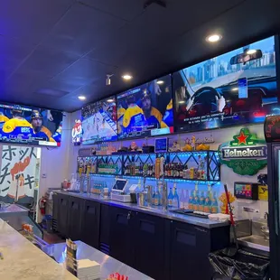 Best place to hang out with your friends !!! Amazing service ! :)