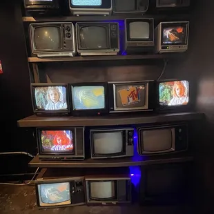 a wall of old televisions