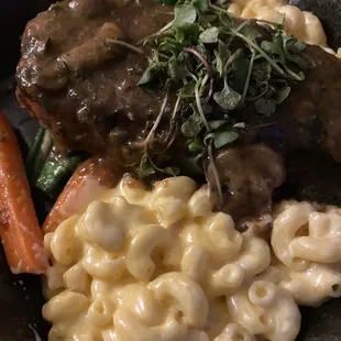 Steak with Mac and cheese and steamed veggies