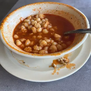 Menudo , frío y con unos cuantos pedazos de menudo , mucho maíz ... si quisiera pozole , compro pozole ..