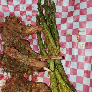 Lamb chops with asparagus