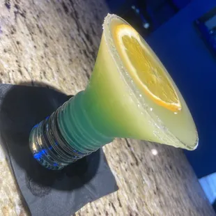a margarita with a slice of lemon