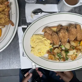 Fried chicken wing combo with county potatoes