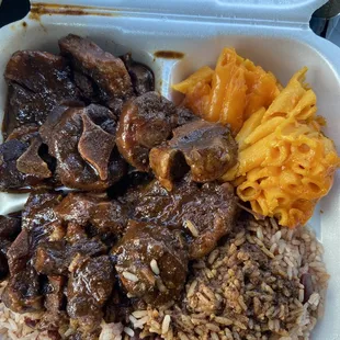 Oxtail with rice &amp; peas, Mac and Cheese