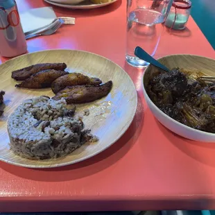 Oxtail, rice with beans and peas, and fried plantains.