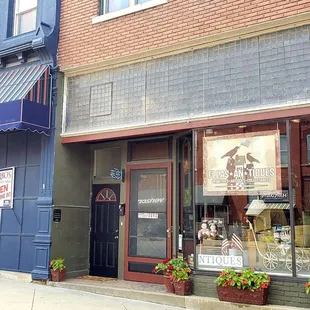 Store front next to Turbos at Penn and Main