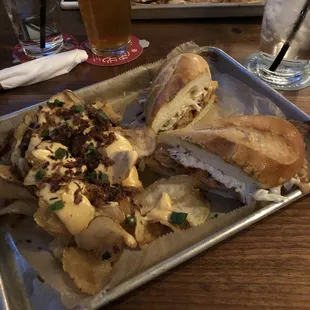 Sloppy pig with smothered chips
