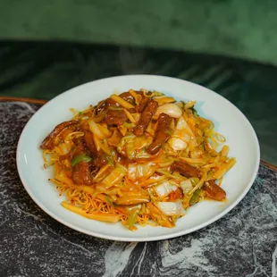 Crispy noodles topped with Shanghainese style beef sauce served w. vegetables.