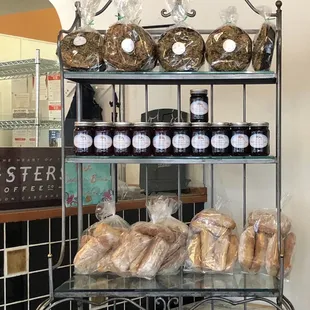 Super cute stand in front for easy shopping