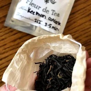 Keemun Concerta pre-bagged loose tea from the Tea Sampler (online shop) -- very strong black tea with a smoky aroma