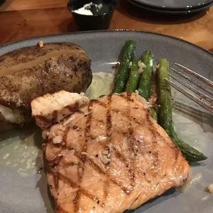 Salmon with grilled asparagus and a baked potato