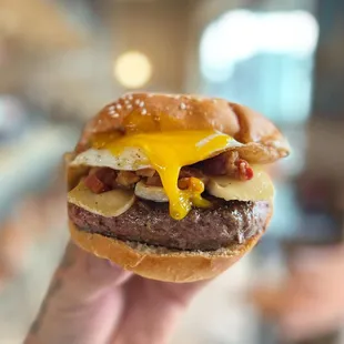 Anniversa-Brie burger