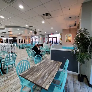 Early morning French crowd arriving