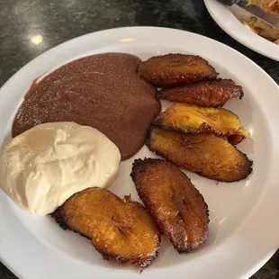 Plátanos machos con crema y frijoles negros