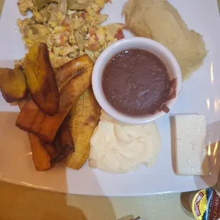 Flor de Izote con Huevo breakfast plate, with tamal de elote, frijoles and plátano frito.