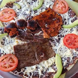 Tlayuda: tasajo, cecina, chorizo.