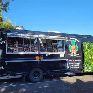 a black food truck
