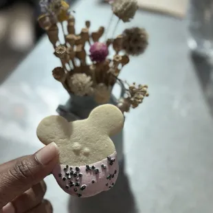 Shortbread cookie.. Adorable. Very good, not too sweet.