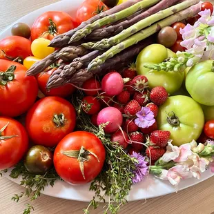 a plate of vegetables on a table