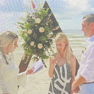 Example of the arch flowers during ceremony