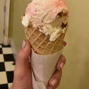 Top: strawberry &amp; Peanut butter, bottom: toffee pudding