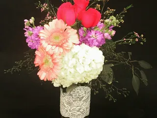 Yosi's Creations & Flower Shop