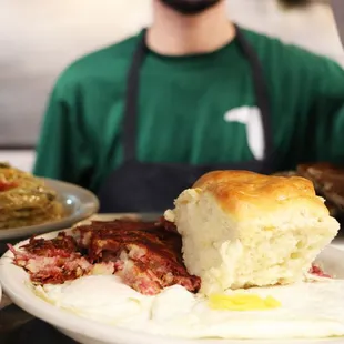 a plate of breakfast food