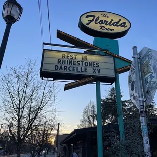 the sign for the restaurant