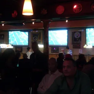 a crowd of people sitting at a bar