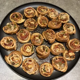 Pepperoni, sausage and jalapeño pizza muffins to go with
