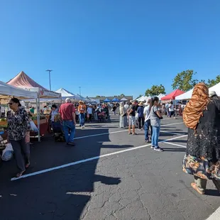 eople shopping at stalls
