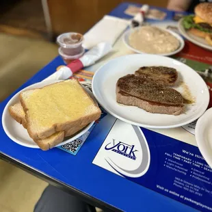 White toast and top sirloin steak