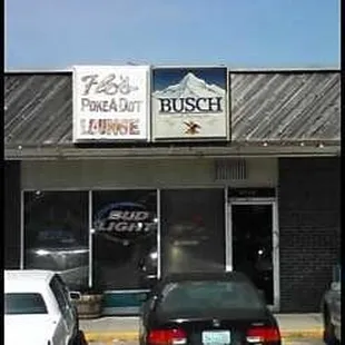 ows the outside of the restaurant