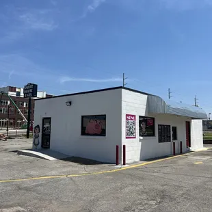 Outside of Flo&apos;s - Seating outside- Parking is a little challenging.