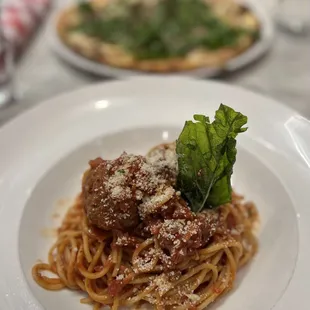 a plate of spaghetti and meatballs