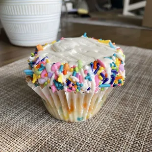 Vanilla funfetti cupcake