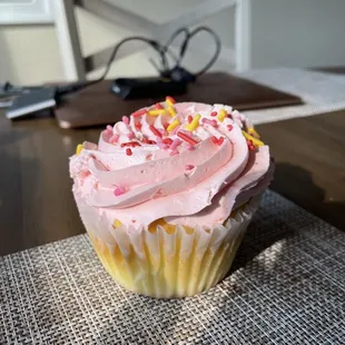 Strawberry lemonade cupcake