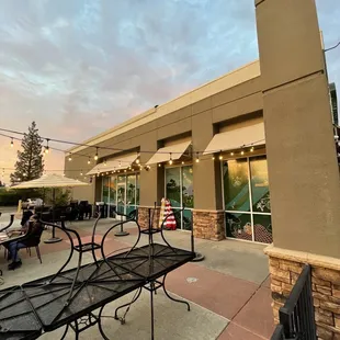 the outside of a restaurant