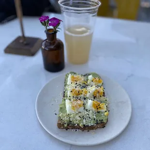 Avocado toast and limonade