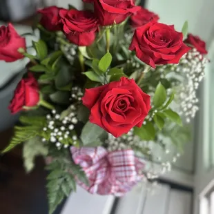 Dozen Roses Boutique in Vase Bv7501 (Pictures don't do justice)