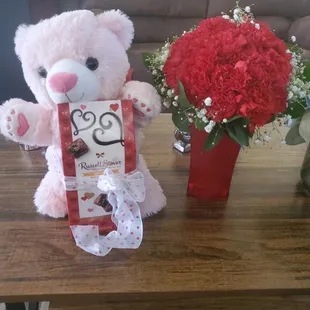 I ordered a deluxe flower arrangement and this is what I got. A water bottle size arrangement.