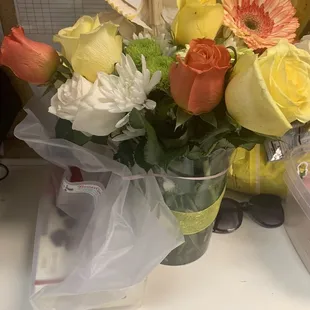 What I received, cheap off brand chocolate, cheapest plastic cylinder "vase" instead of glass bowl, and pathetic white bloom.
