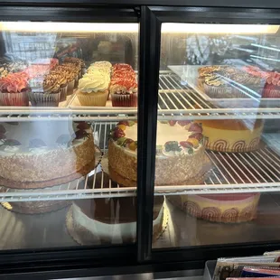 Cupcakes and other types of cakes