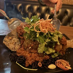 Fried whole fish with black rice