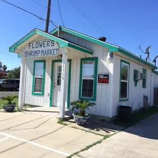 Beautiful super clean little fish market :))