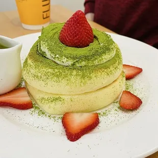 So Fluffy and super yummy 第一次來，秒看中抹茶口味的鬆餅，出餐出來的餐點跟菜單上相符合，完全超乎想像的美味，環境非常出棒的餐廳，令人非常舒服的環境，旁邊就能室內停車，非常方便。