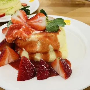 Strawberry pancake make us a perfect day草莓口味更棒， 幸運的是我們人多，可以點不同口味，分享不同口味，非常適合朋友相聚的地方。