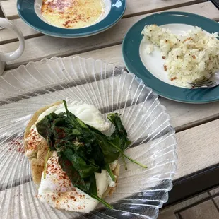 Eggs florentine and hash browns